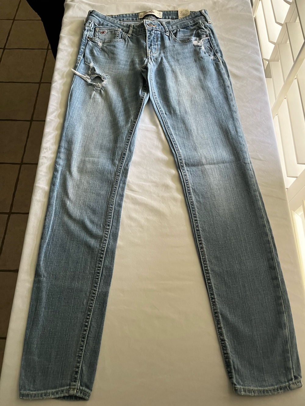 Hollister Low-Rise skinny Jeans Women’s Size 7 Long W28 Light Wash Distressed